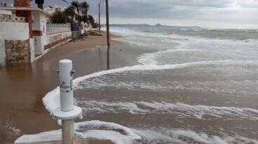 Así sufren el temporal las playas de Dénia 16