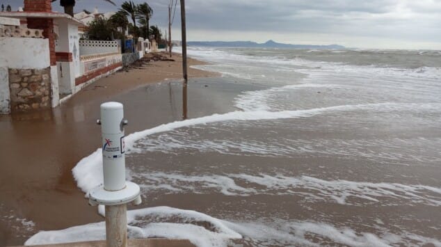 asi sufren el temporal las playas de denia 16