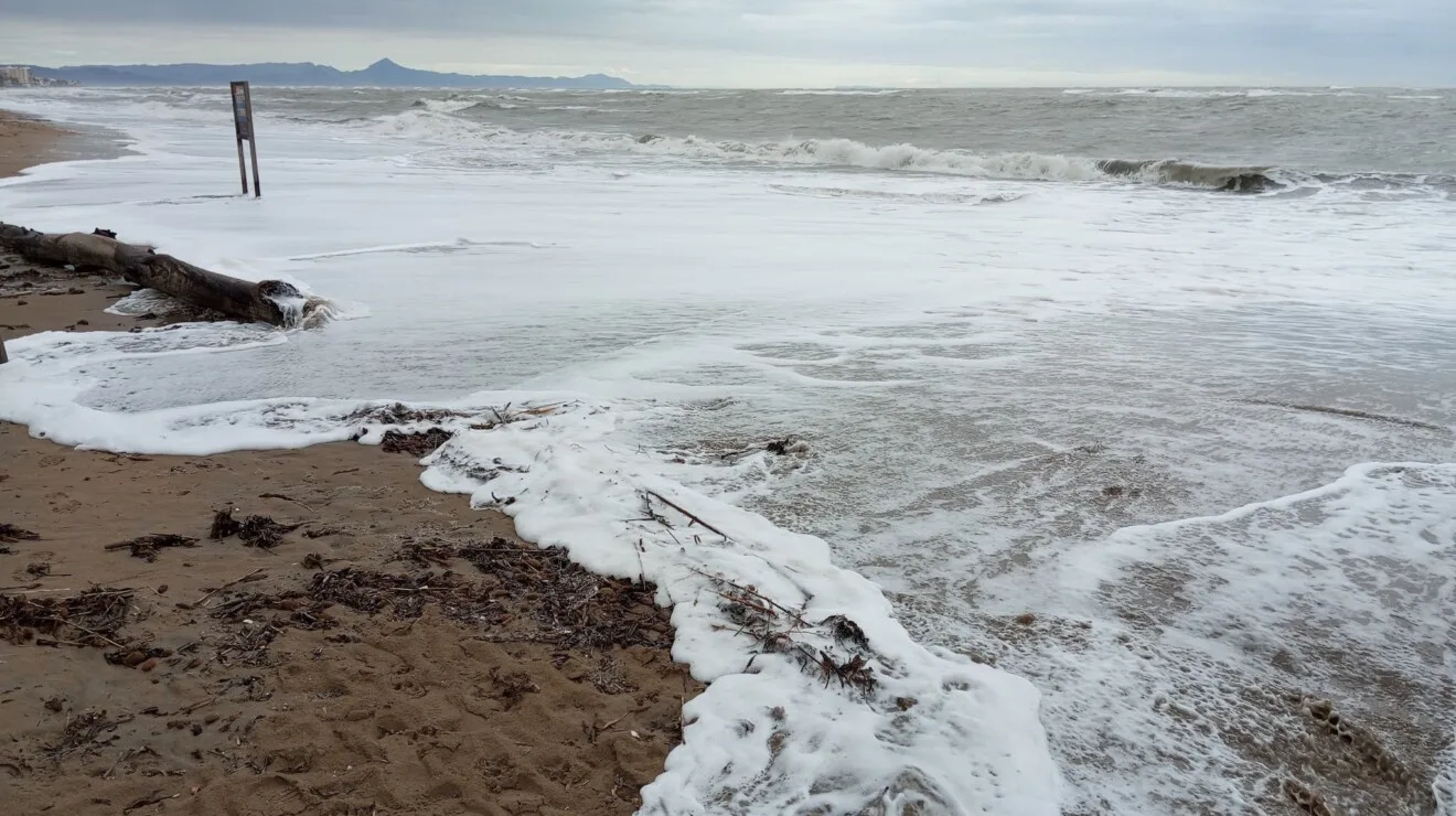 Así sufren el temporal las playas de Dénia 17