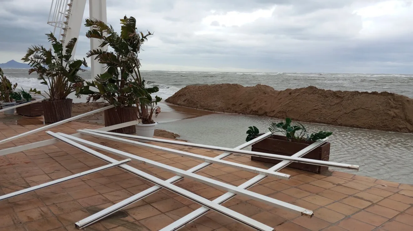 Así sufren el temporal las playas de Dénia 18