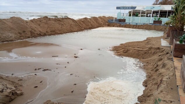 asi sufren el temporal las playas de denia 19
