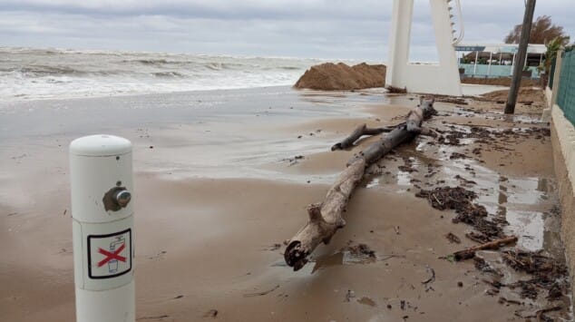 asi sufren el temporal las playas de denia 20