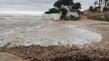 Así sufren el temporal las playas de Dénia 21
