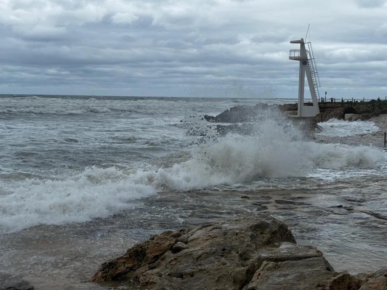 Así sufren el temporal las playas de Dénia 4