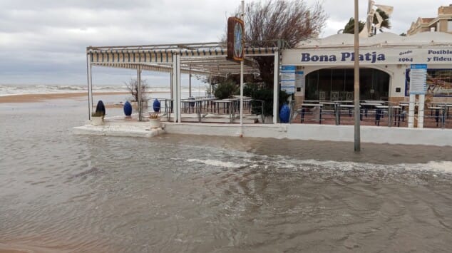 asi sufren el temporal las playas de denia 6