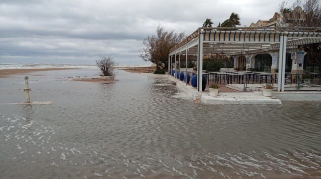 asi sufren el temporal las playas de denia 8