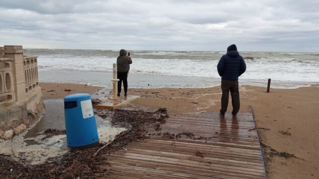 asi sufren el temporal las playas de denia 9