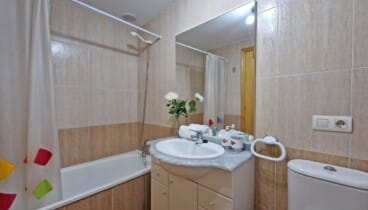 Baño con bañera en la planta alta para mayor comodidad