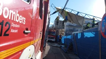 Bomberos actuando por la caída de una estructura