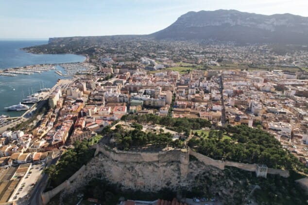 De 600€ a 1.200€: Lo que pagas hoy por un piso en Dénia te daría para dos alquileres hace diez años 1 Imagen: Casco urbano de Dénia desde el aire