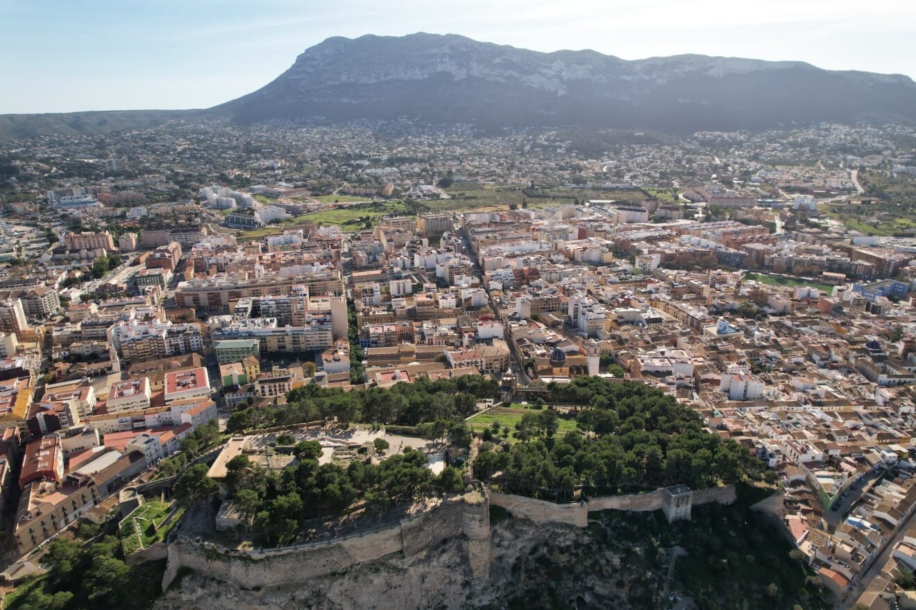 Centro y castillo de Dénia desde el aire