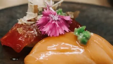 Cocina asiática moderna con técnicas precisas