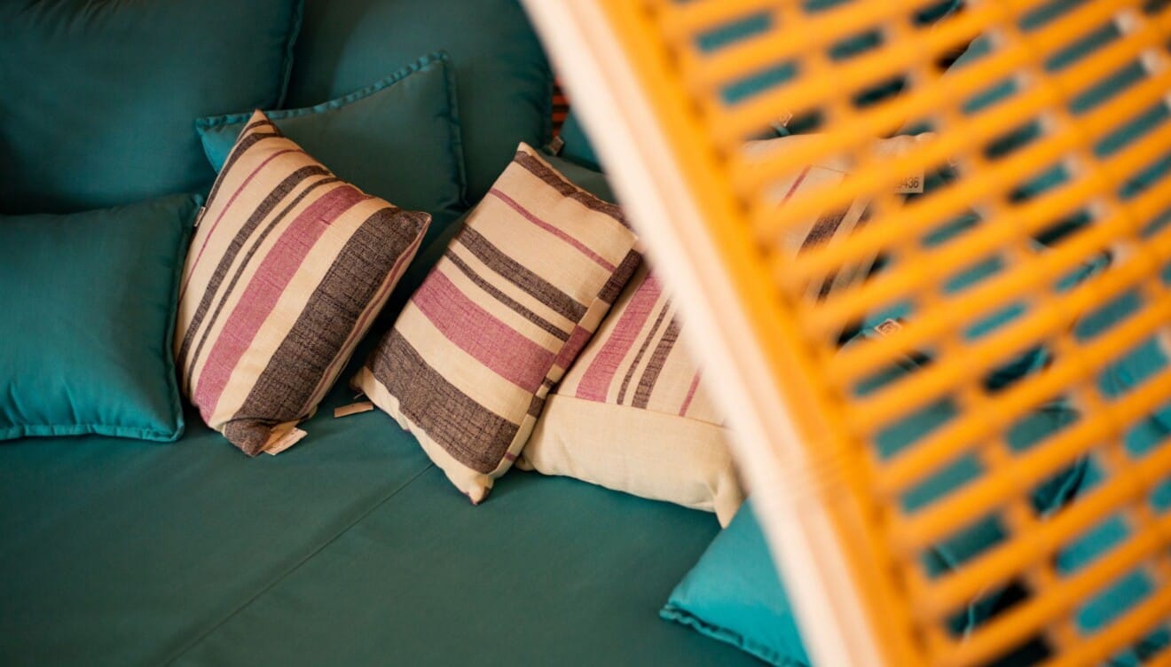 Cojines de colores y más textil en Muebles Martínez