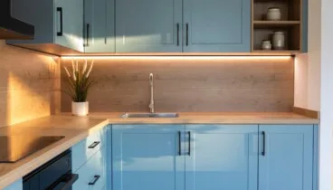 Diseño limpio, tecnología integrada y luz ambiental para una cocina actual