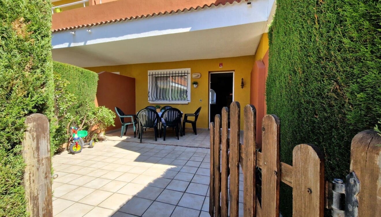 Disfruta del buen clima de Denia desde la terraza cubierta