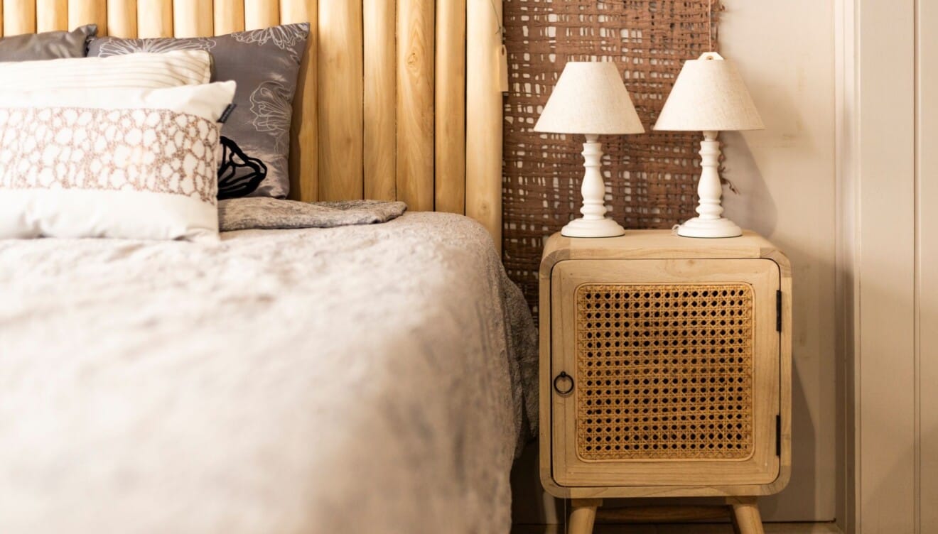 Dormitorio y mesita de madera natural en Muebles Martínez