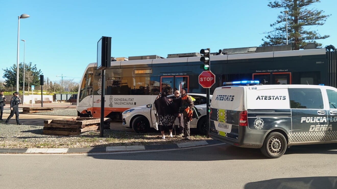El accidente obliga a detener el TRAM y genera retenciones en uno de los cruces más transitados de Dénia