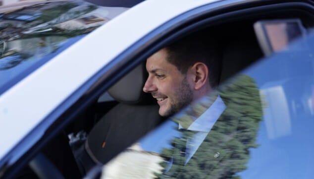 Imagen: El alcalde de Gandia, Jose Manuel Prieta, probando el nuevo modelo CHANGAN