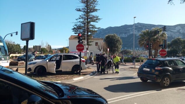el coche implicado tras el choque con el tram en el cruce de joan fuster con el cami de sant joan