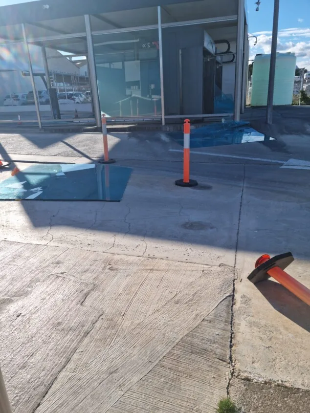 el fuerte viento complica la circulacion en denia con incidencias en les marines y el casco urbano 7