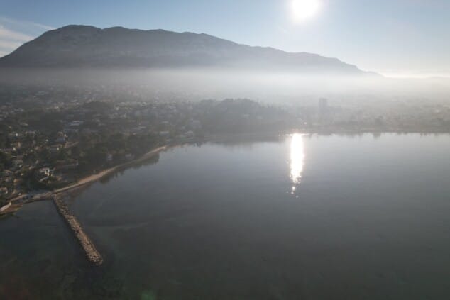 el montgo en la actualidad envuelto en niebla