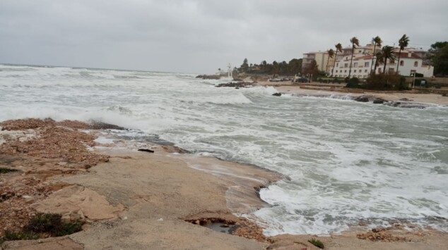 Imágenes de una Dénia vacía en Navidad por el aviso naranja en la comarca 2 el temporal provoco un fuerte oleaje en la costa dianense