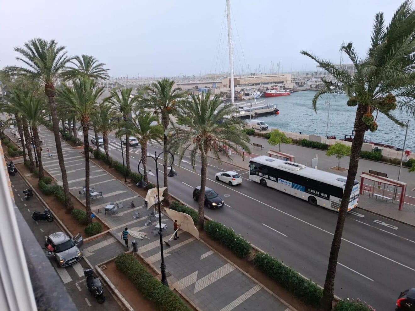 El viento arrasa una terraza del puerto de Dénia en 2025 (archivo)