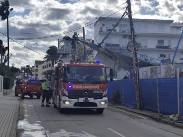 Bomberos del Consorcio Provincial actúan en Dénia para retirar una estructura afectada por las fuertes rachas de viento registradas este miércoles