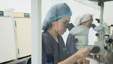 ¿Cómo sé cuántos óvulos me quedan? Las señales que tu cuerpo envía cuándo la reserva ovárica se reduce 4 especialista de laboratorio analizando una muestra bajo el microscopio en las instalaciones de irema