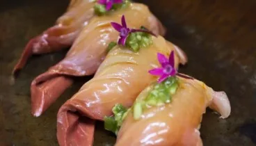 Experiencia culinaria en restaurante asiático en la costa