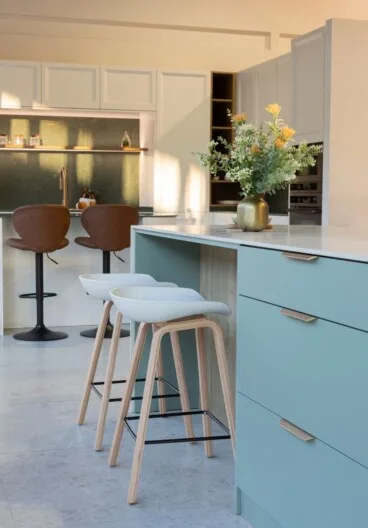 Funcionalidad, líneas puras y luz indirecta en la nueva cocina contemporáneade fumar con el método infalible con LaseroStop Dénia