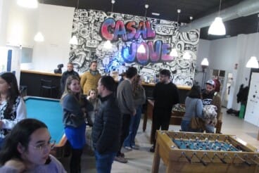 Gente dentro del Casal Joce de Dénia