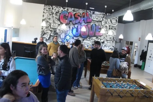 Imagen: Gente dentro del Casal Joce de Dénia