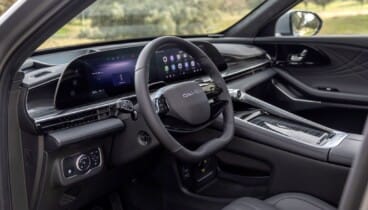 Interior del OMODA 9 SHS con cuadro de mandos digital y volante multifunción