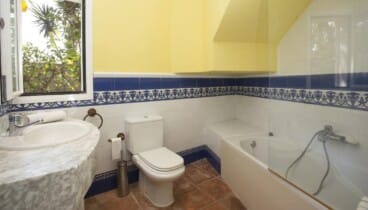 Interiors Moderns i Pràctics per a Famílies i Grups a Dénia