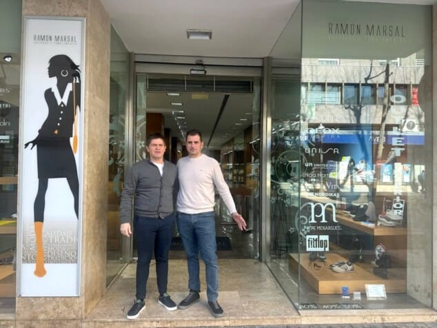 Imatge: La família acomiada la botiga el seu darrer dia oberta