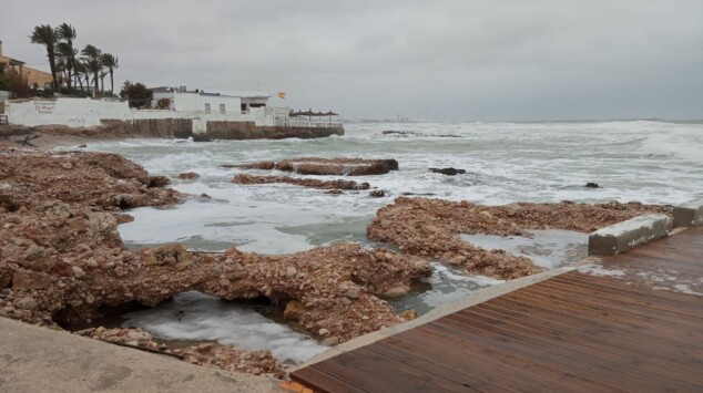 Imágenes de una Dénia vacía en Navidad por el aviso naranja en la comarca 1 la lluvia y el frio marcaron una jornada gris y desapacible en denia