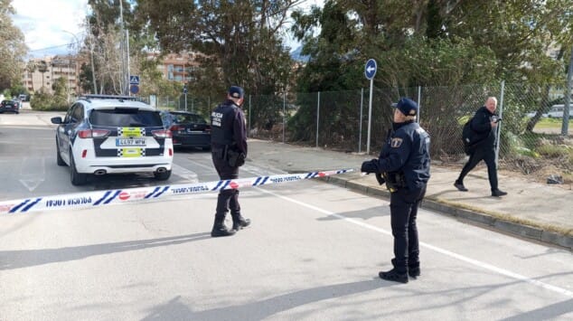 la policia local cierra una calle de denia por la caida de un arbol por el viento