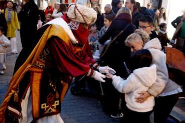 los carteros reales de los reyes magos de oriente saludando a los ninos y ninas de denia