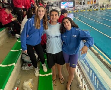 Los nadadores del Club Natació Dénia posan juntos tras la competición