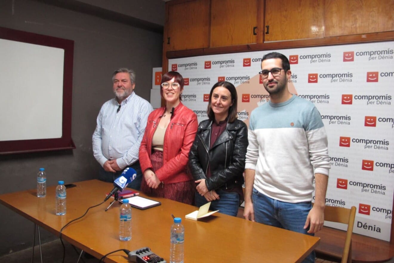 Los representantes de Compromís en Dénia y en el Congreso, Rafa Carrió, Àgueda Micó, Valen Alcalà y María José García Roselló, durante la rueda de prensa celebrada en la sede de Dénia