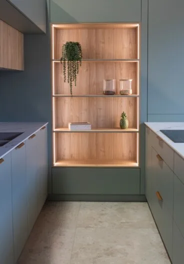 Minimalismo cálido y luz LED en la cocina que define 2026