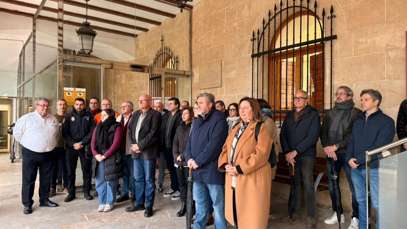 Minuto de silencio en Dénia en recuerdo de las víctimas del accidente ferroviario de Adamuz (Córdoba)