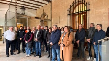 Minuto de silencio en Dénia en recuerdo de las víctimas del accidente ferroviario de Adamuz (Córdoba)