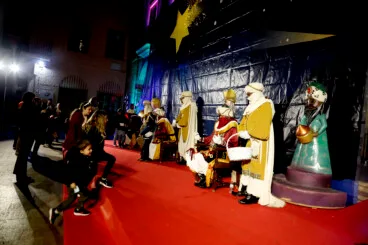 Niños y niñas de Dénia entregan sus cartas a los Carteros Reales de los Reyes Magos de Oriente (1)