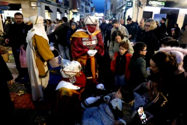 Niños y niñas de Dénia entregan sus cartas a los Carteros Reales de los Reyes Magos de Oriente (12)