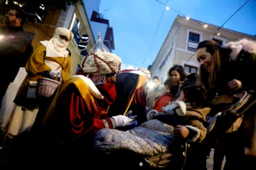 Niños y niñas de Dénia entregan sus cartas a los Carteros Reales de los Reyes Magos de Oriente (13)