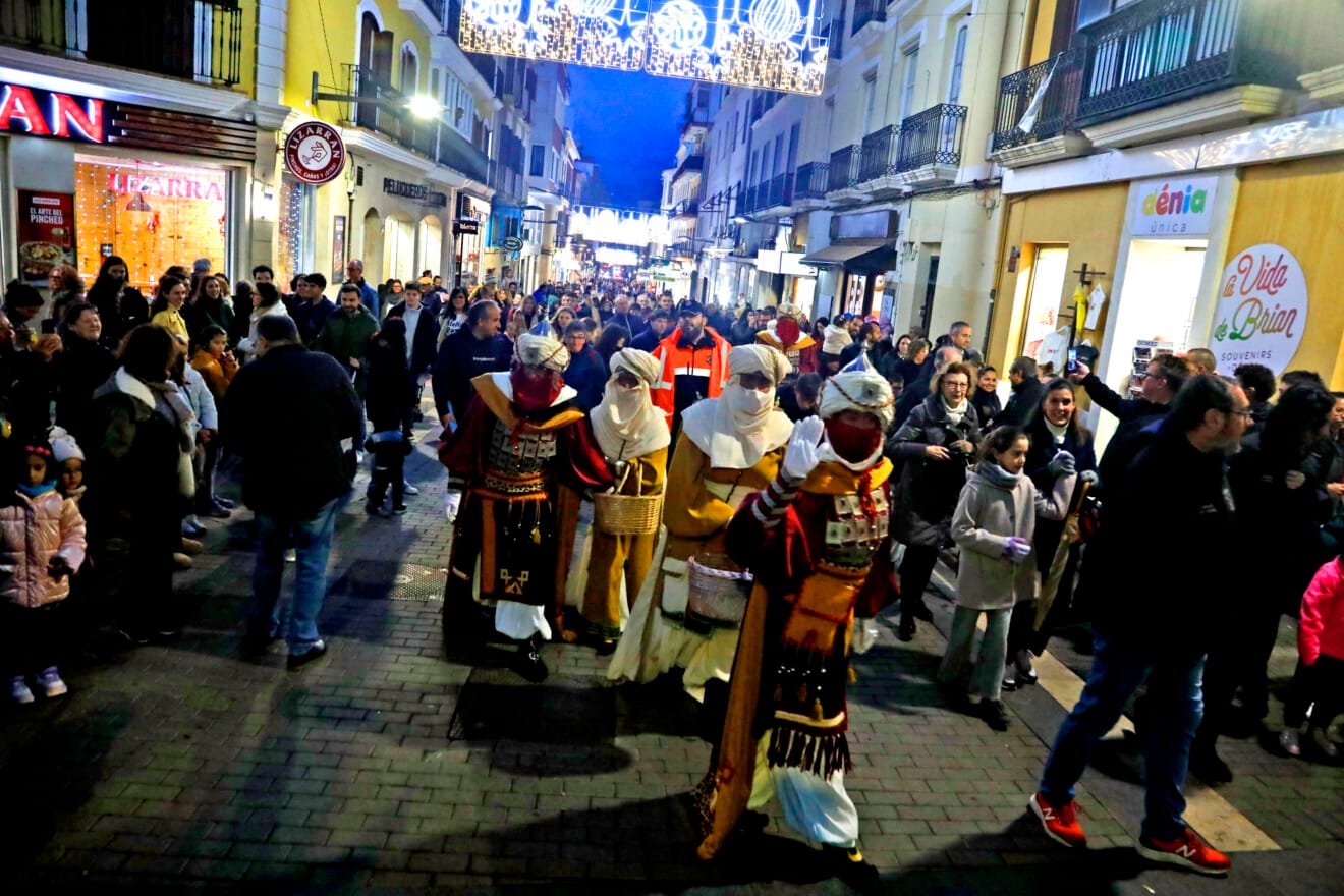 Niños y niñas de Dénia entregan sus cartas a los Carteros Reales de los Reyes Magos de Oriente (15)