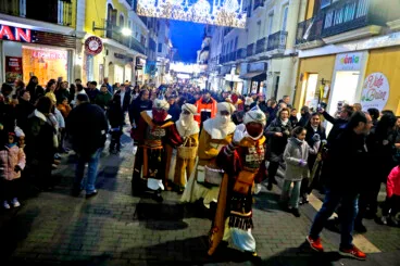 Niños y niñas de Dénia entregan sus cartas a los Carteros Reales de los Reyes Magos de Oriente (15)