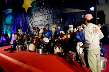 Niños y niñas de Dénia entregan sus cartas a los Carteros Reales de los Reyes Magos de Oriente (18)